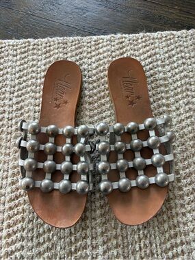 Near Italian Leather Stud Flats Sandals white 7